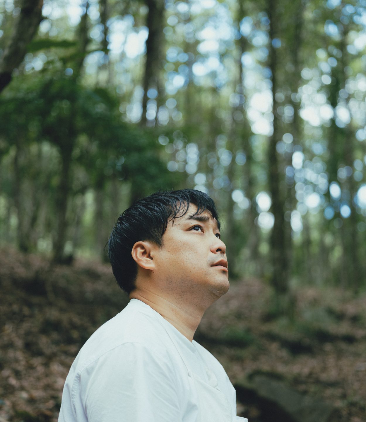阿蘇リトリート HONO nr-chef 森の中に立つ料理長・今西大和